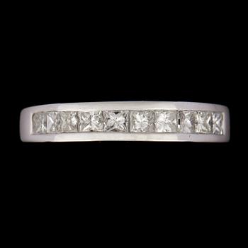 RING, halvallians, 18k vitguld med 10 prinsesslipade diamanter tot ca 1 ct. Vikt ca 3,3 gram.