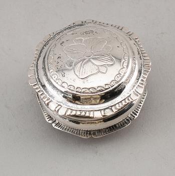 OBLATDOSA, silver, Abraham Holmgren, Strömstad 1857. Vikt ca 41 g.