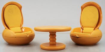 FÅTÖLJER, ett par, samt BORD, "Garden egg" Peter Ghyczy, Reuter Products, formgiven 1968.