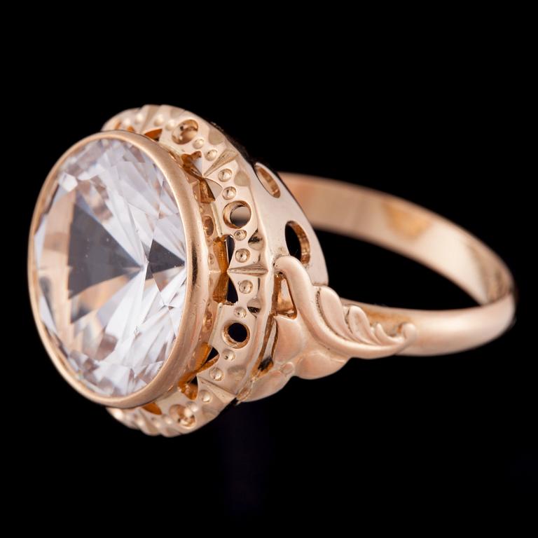 RING, 14K guld, färglös syntetisk spinel. Vikt ca 8,0 g.
