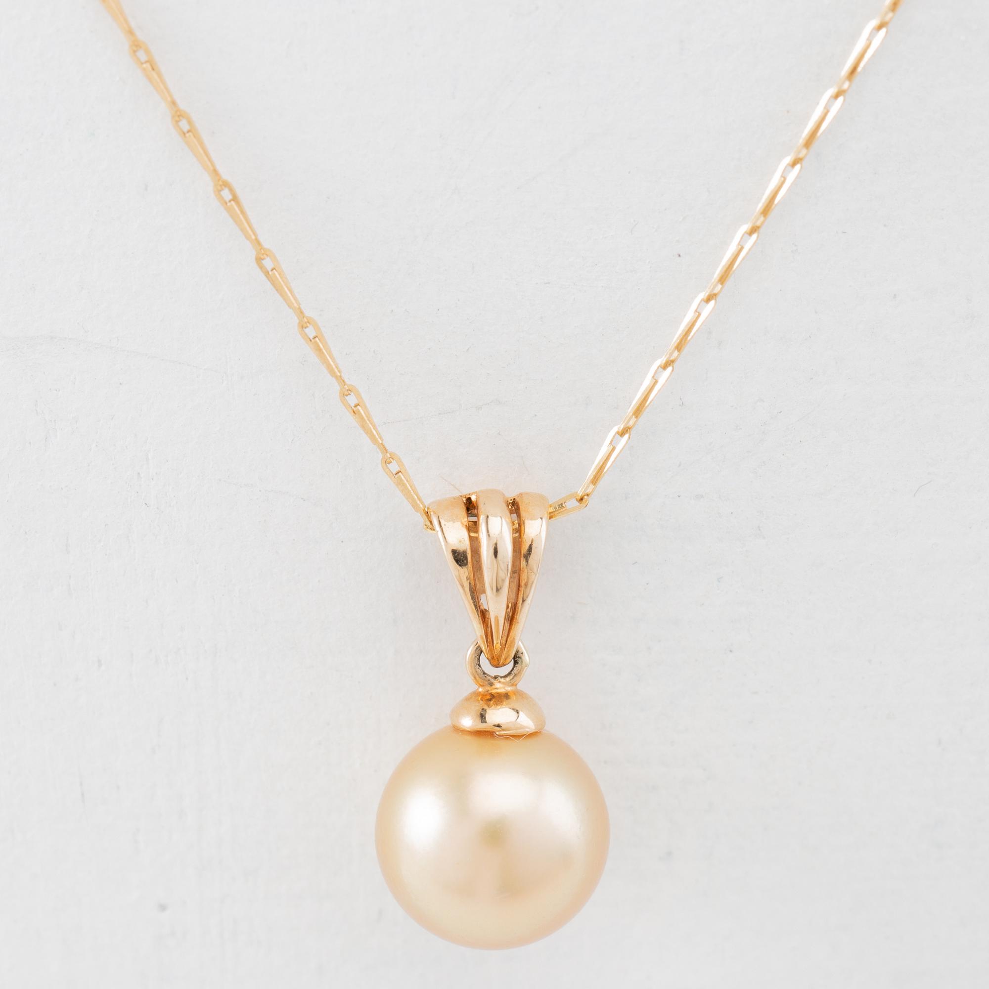 Necklace of 14K and 18K gold with a cultured pearl.