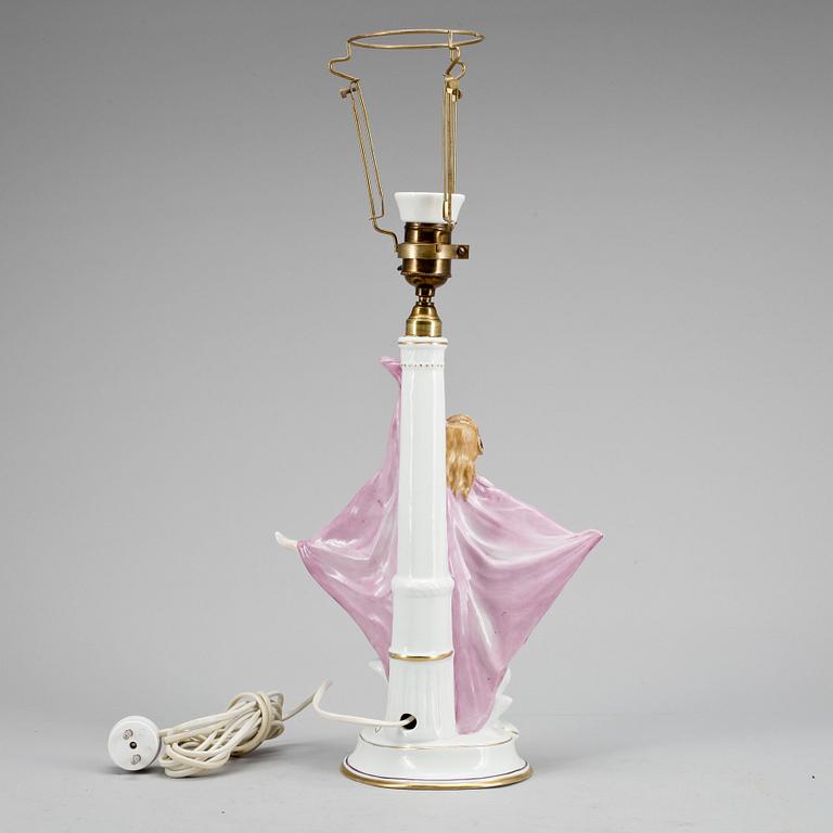 BORDSLAMPA. Porslin, 1900-talets första hälft/mitt.