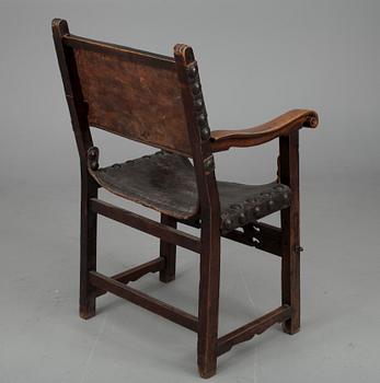 STOL, "Sillón de fraileros" skinn samt trä, Spanien 1600/1700-tal.