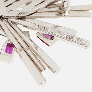 WA Bolin brosch 18K vitguld med baguetteslipade diamanter samt safirer och rubiner.
