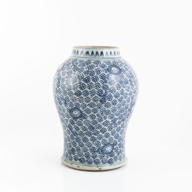 A blue and white vase, Qing dynasty, 19th century.