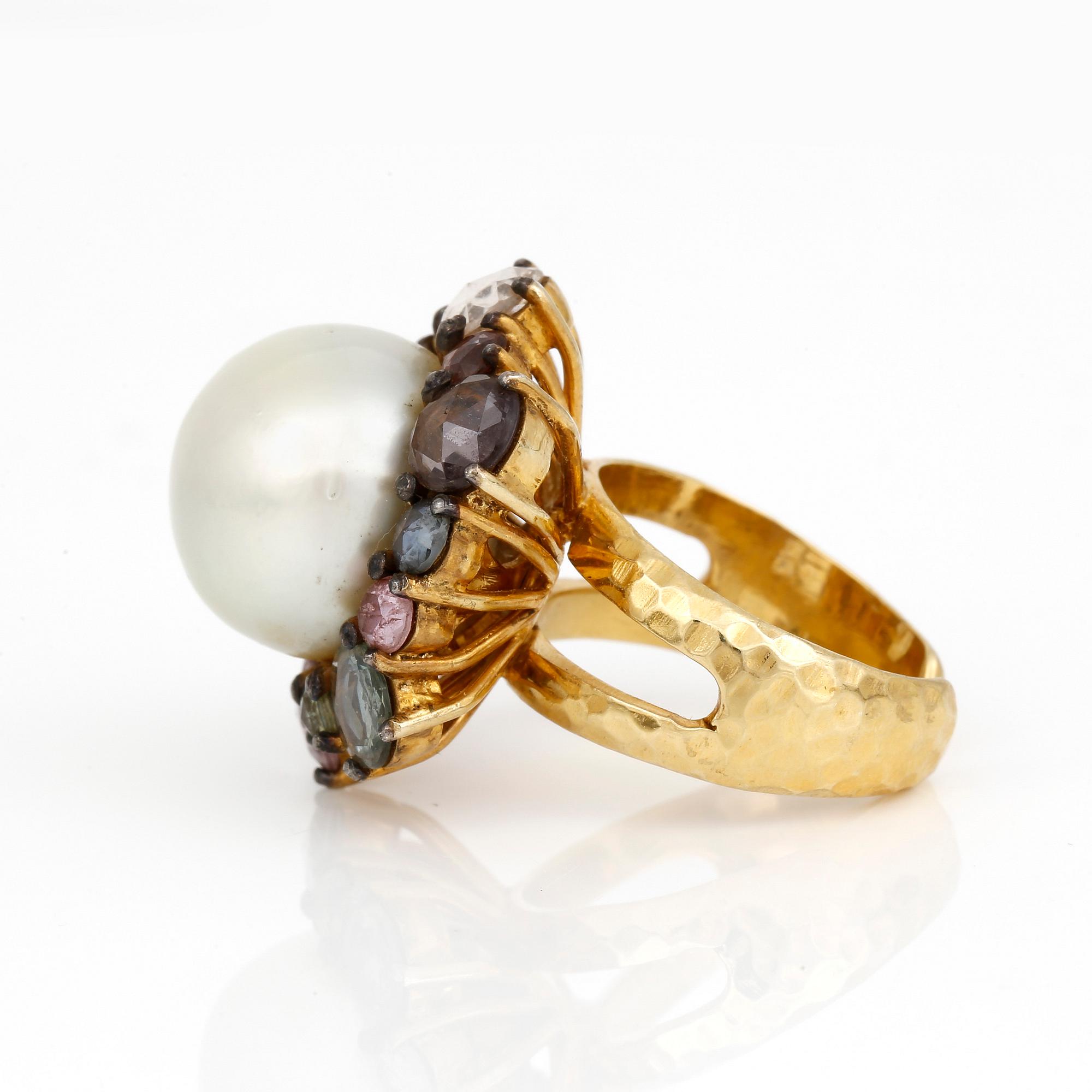 RING,  förgyllt silver med odlad 'South Sea' pärla och olikfärgade rosenslipade safirer. Totalvikt ca 14,39 g.