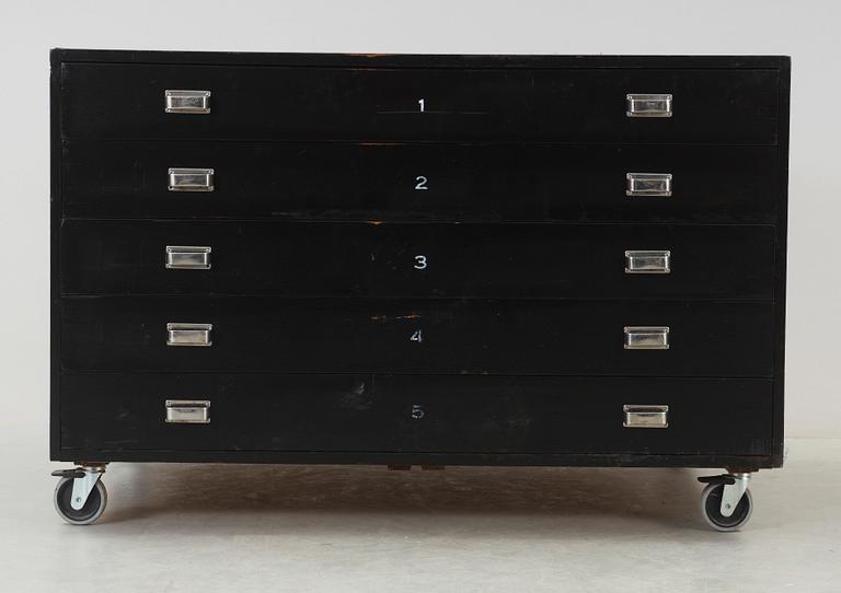 ATELJÈHURTS, trä på hjultrissor, sent 1900-tal.