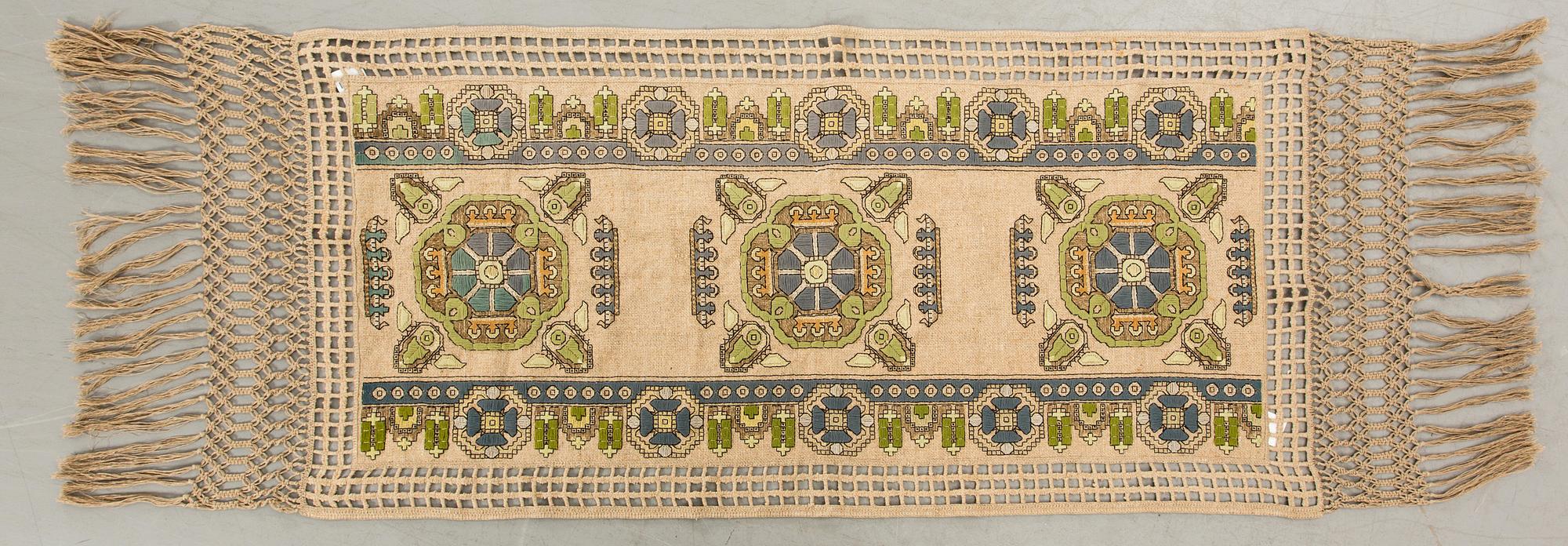 DRAPERI/DUK, linnebroderi, Agda Österberg, Tre Bäckar, Varnhem, omkring 1900-talets mitt. 148 x 62 cm exkl. fransar.