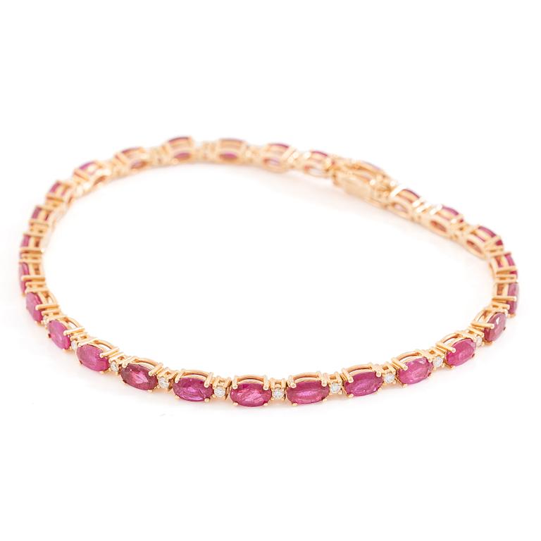 Bracelet 18K gold with rubies and brilliant-cut diamonds.