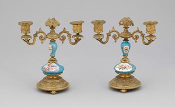 KANDELABRAR, ett par, mässing och porslin, 1800-talets slut.