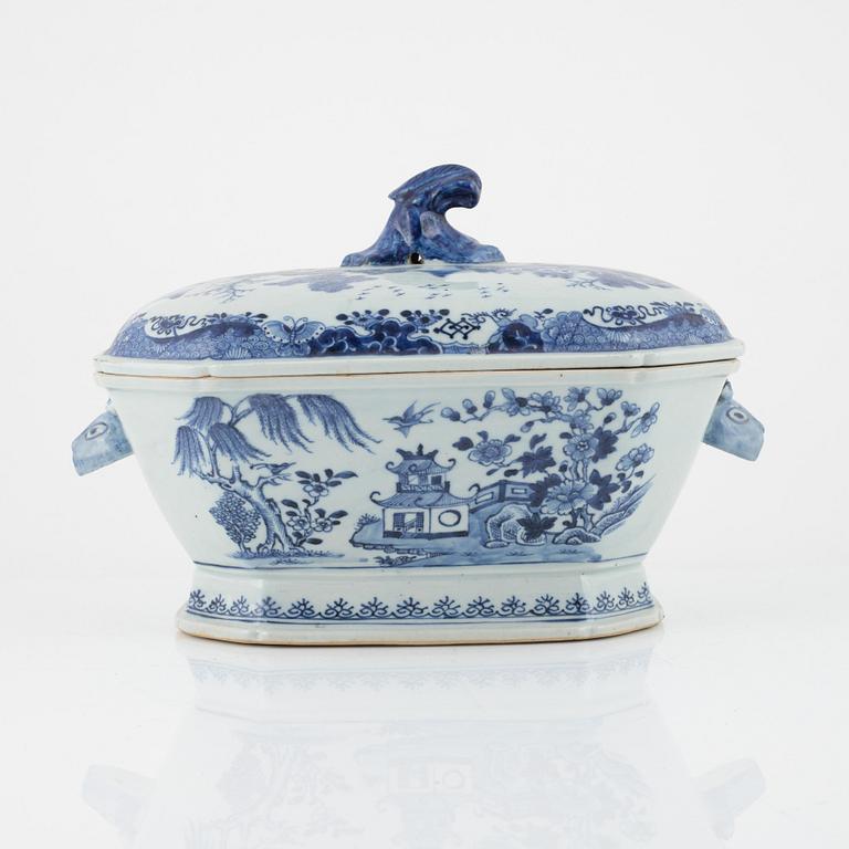A blue and white tureen with cover, Qing dynasty, 18th Century.