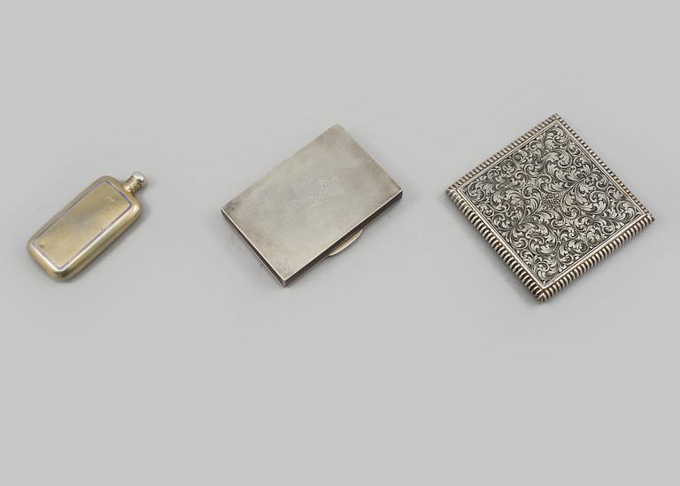 LUKTDOSA, PARFYMFLASKA och PUDERDOSA, silver och låghaltigt silver, 1900-talets första hälft/mitt.