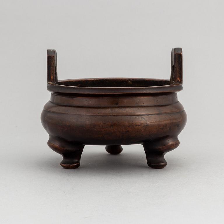 A Chinese bronze censer, late Qing dynasty, around the year 1900.