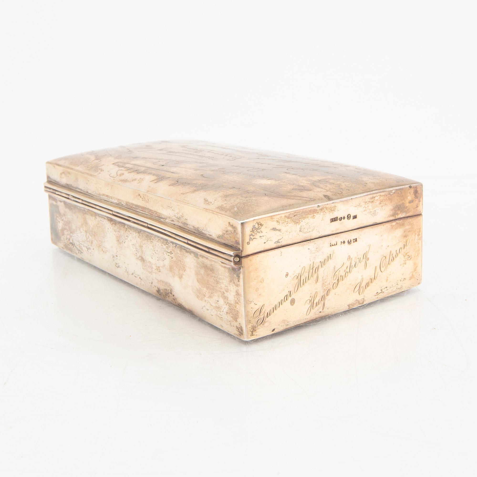 A Swedish 20th century silver cigarette case mark of CG Hallberg Stockholm 1914, total.