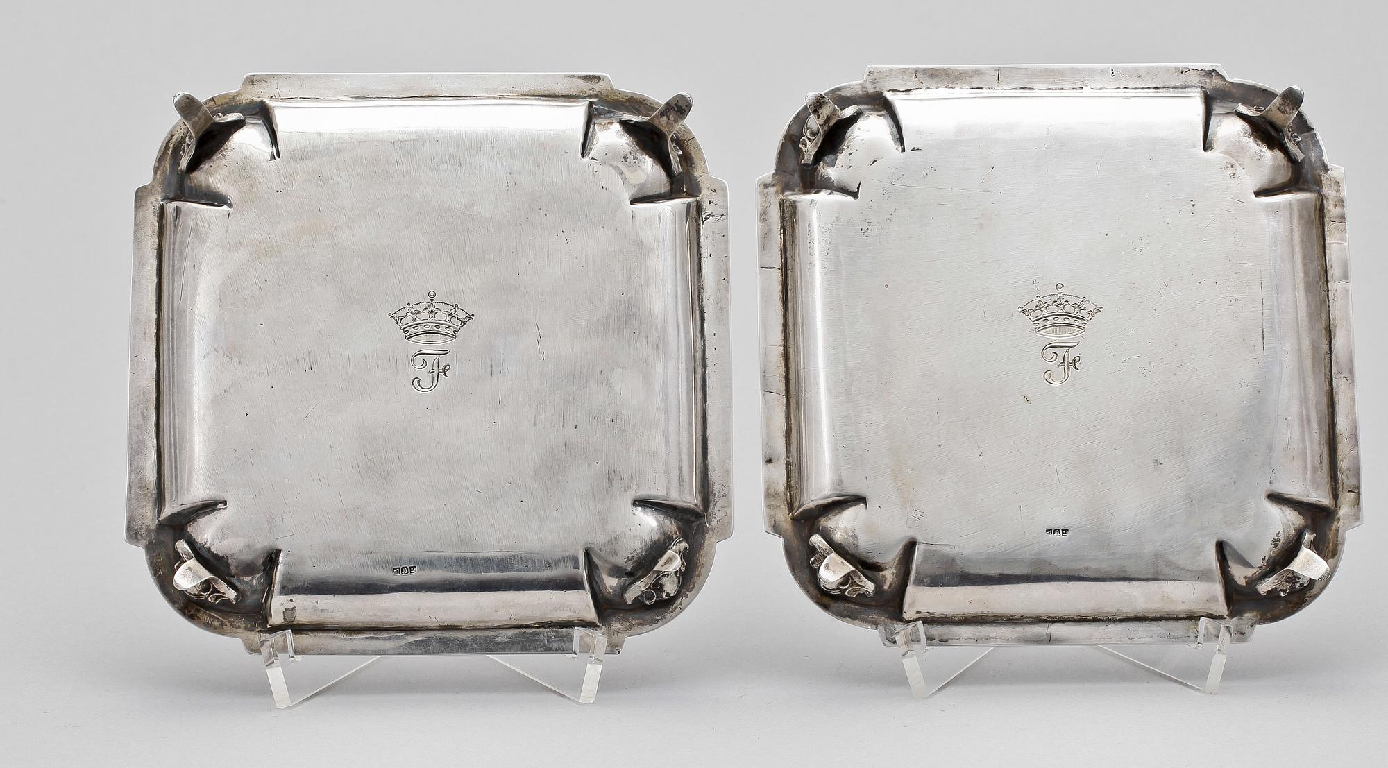 KUNGLIGA SALVERS, ett par, silver, Egypten 1900-talets första hälft. Totalvikt ca 423 gram.