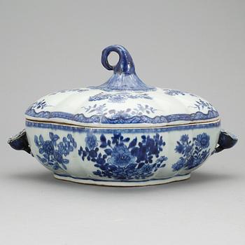 TERRIN MED LOCK, porslin, Qing dynastin, Qianlong (1736-1795).