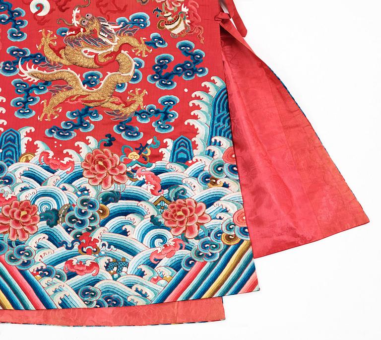 ROBE, silk. Height 112,5 cm. China, late Qing dynasty (1644–1911).