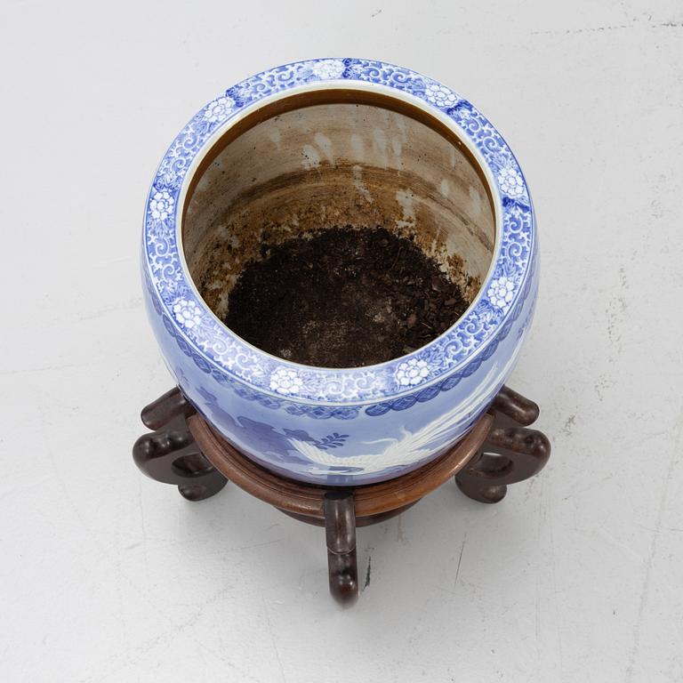 A blue and white Japanese 'Hibachi', flower pot, first half of the 20th Century.