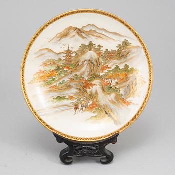 A Japanese satsuma dish, Meiji period (1868-1912). Signed.