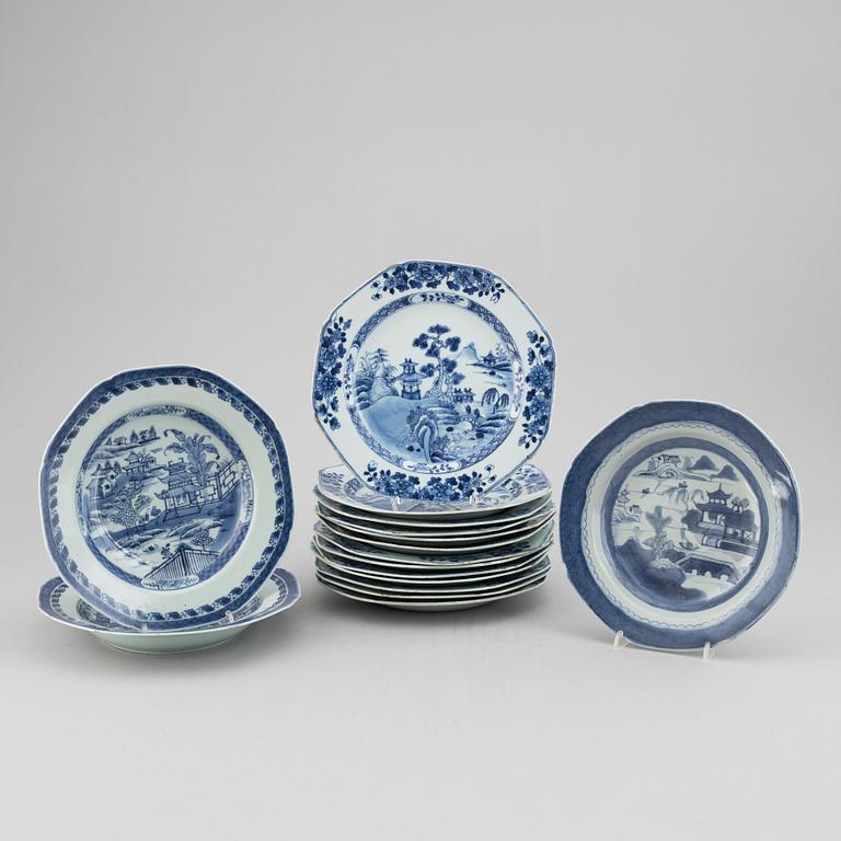 TALLRIKAR, 16 st, kompaniporslin. Qingdynastin, 1700-tal.