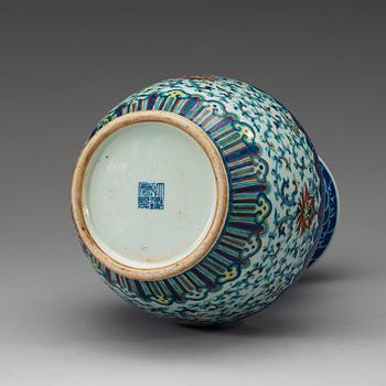 VAS, porslin. Qing dynastin, 1800-tal, med Qianlongs sigillmärke.