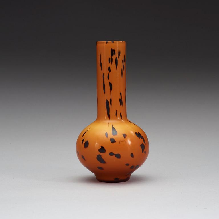 A brown spotted amber coloured peking glass vase, late Qing Dynasty (1644-1912), with a Guangxu four character mark.