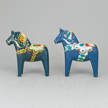 13 Dala horses.