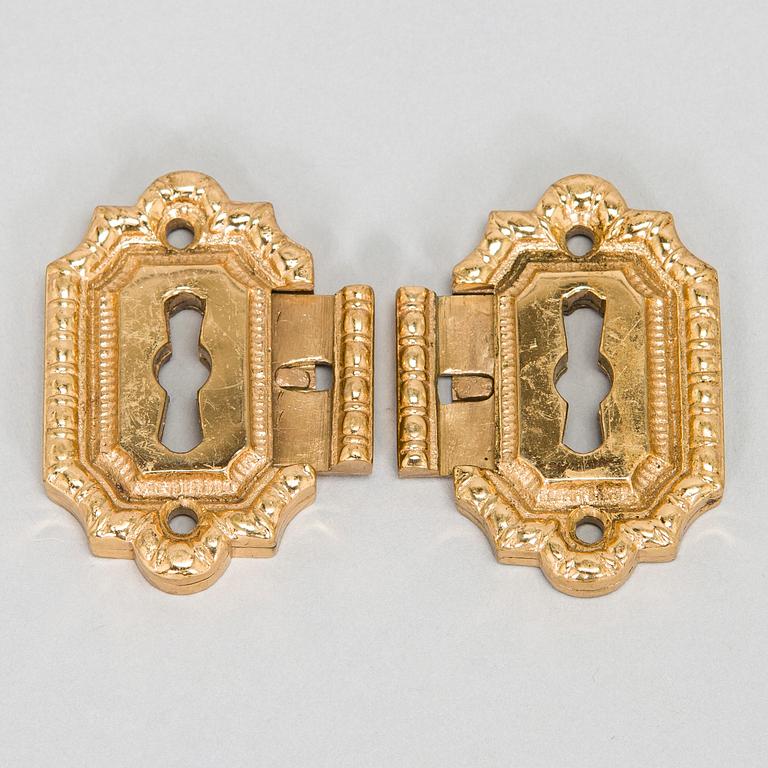 Pair of late 19th/early 20th Century door handles and keyhole fittings.