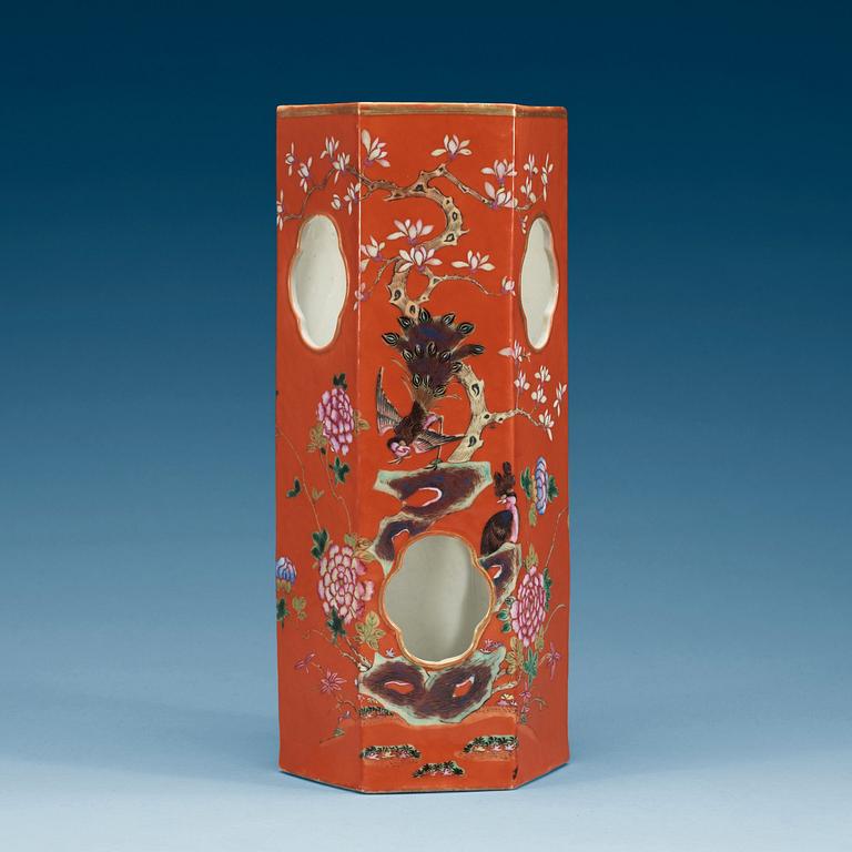 PERUKSTOCK, porslin. Qing dynastin med Guangxu märke.
