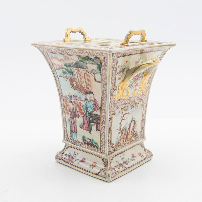 Tulip vase with insert, company porcelain. Qing dynasty, Qianlong (1736-95).