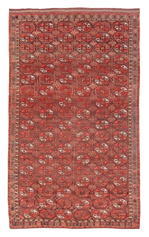 MATTA, antik Turkmen. 356 x 217,5 (plus slätväv 9,5 cm på en kortsida och 2,5 på den andra).