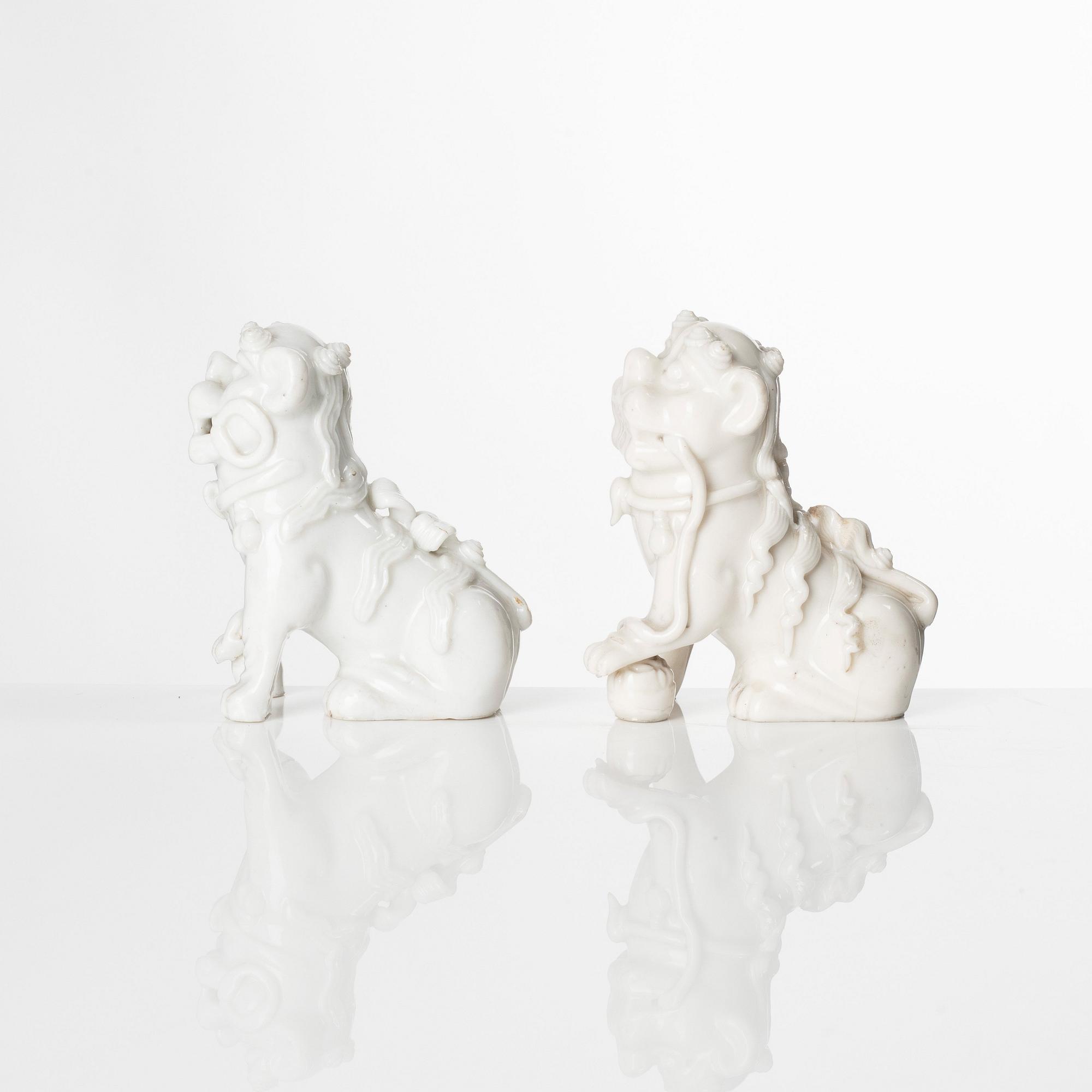 Fohundar, ett par, blanc de chine. Kina, Qingdynastin, Kangxi (1662-1722).