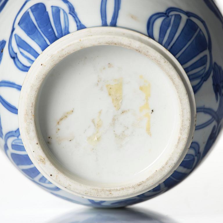 Urna, porslin. Qingdynastin, Kangxi (1662-1722).