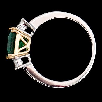 RING, 18K tvåfärgat guld, smaragd ca 2.45 ct, princesslipade diamanter tot ca 0.52 ct. Vikt ca 4 g.