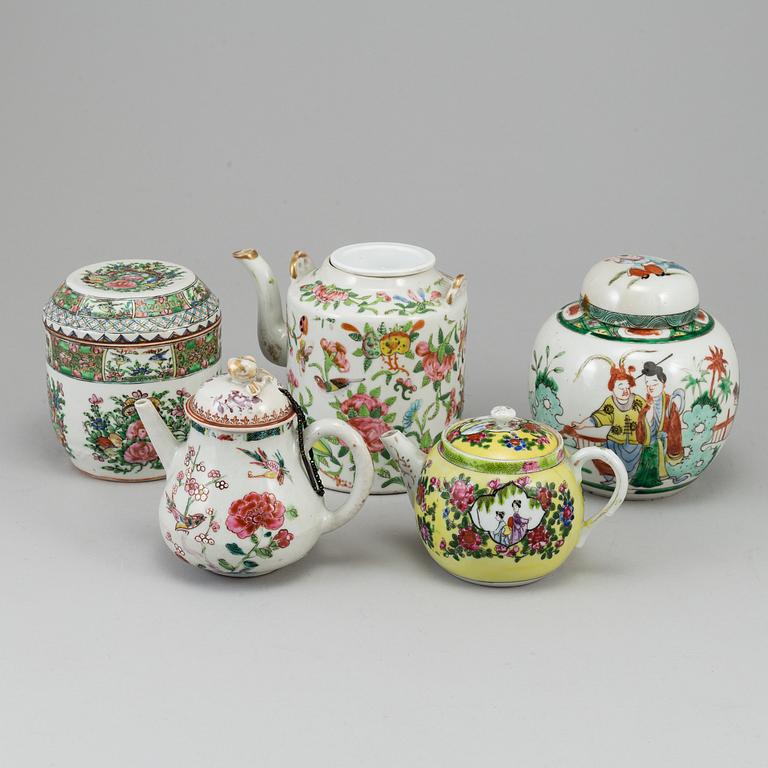 A set of three teapots and two tea caddies, China, 18th/20th Century.