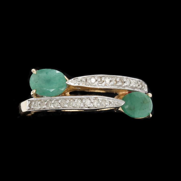 RING, 9k guld med diamanter tot ca 0,15 ct, samt gröna stenar. Vikt 2,2 g.