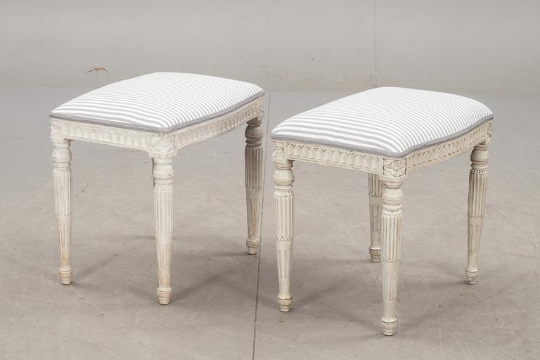 TABURETTER, ett par, gustaviansk stil, 1900-talets första hälft.