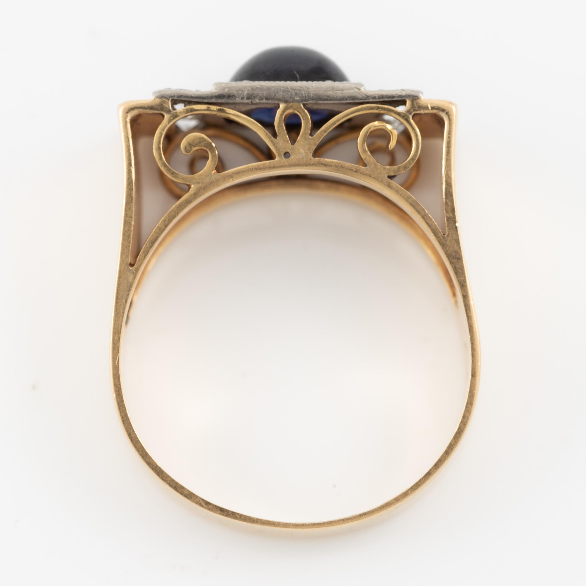 Ring 18K gold with cabochon-cut sapphire and white stones.