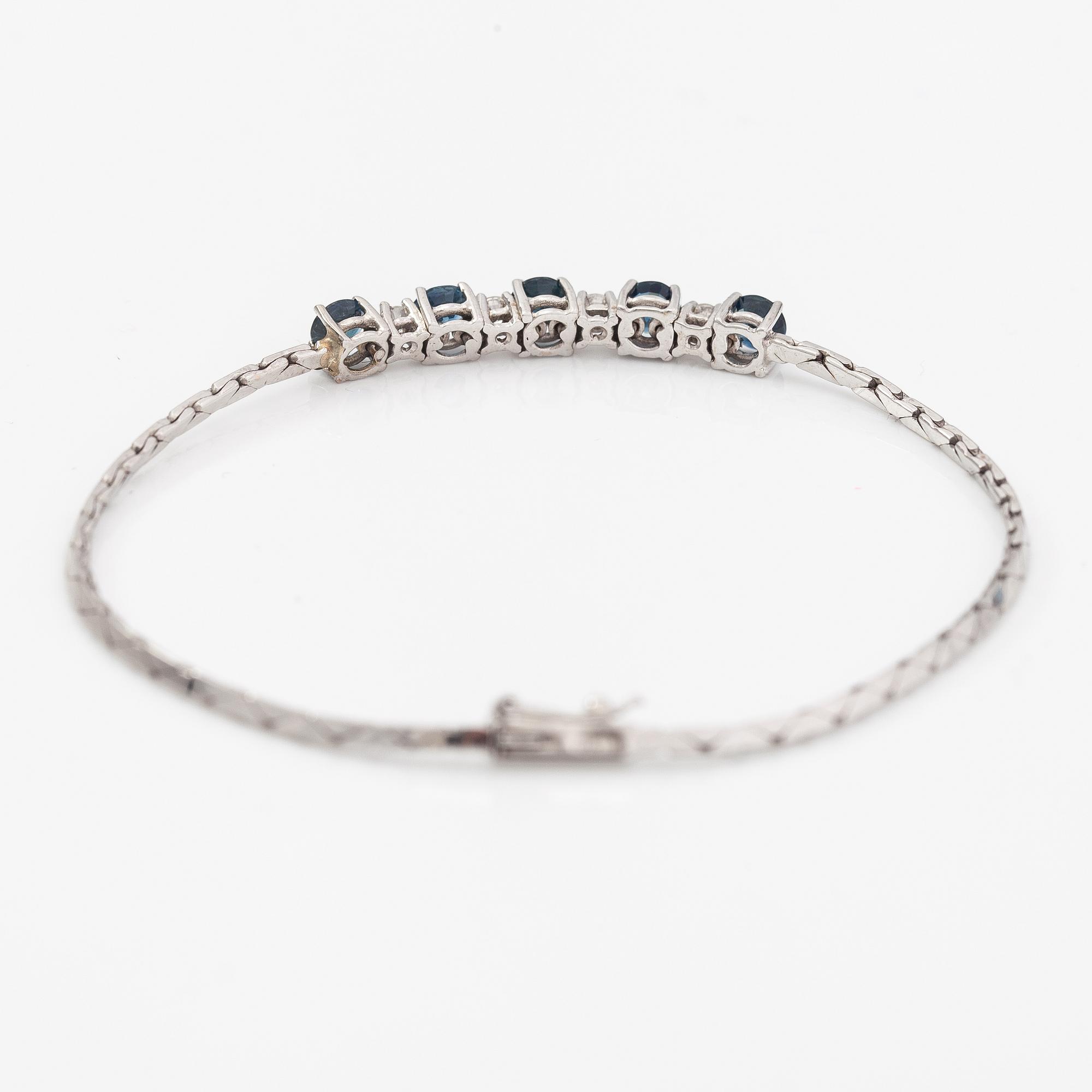 Armband, 14K vitguld, safirer, diamanter ca. 0.20 ct tot enl gravyr.