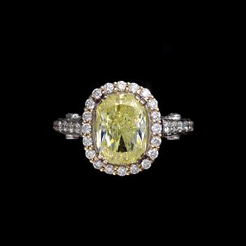 RING, 18K vitguld, diamant 5,014 ct, briljantslipade  diamanter totalt ca 0,90 ct. Vikt ca 8 g.