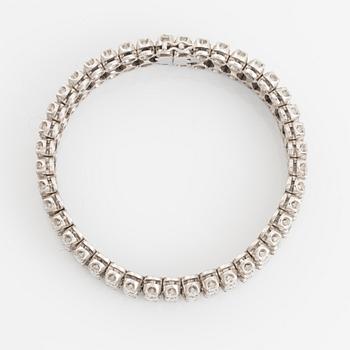 An 18K white gold bracelet set with round brillant-cut diamonds.