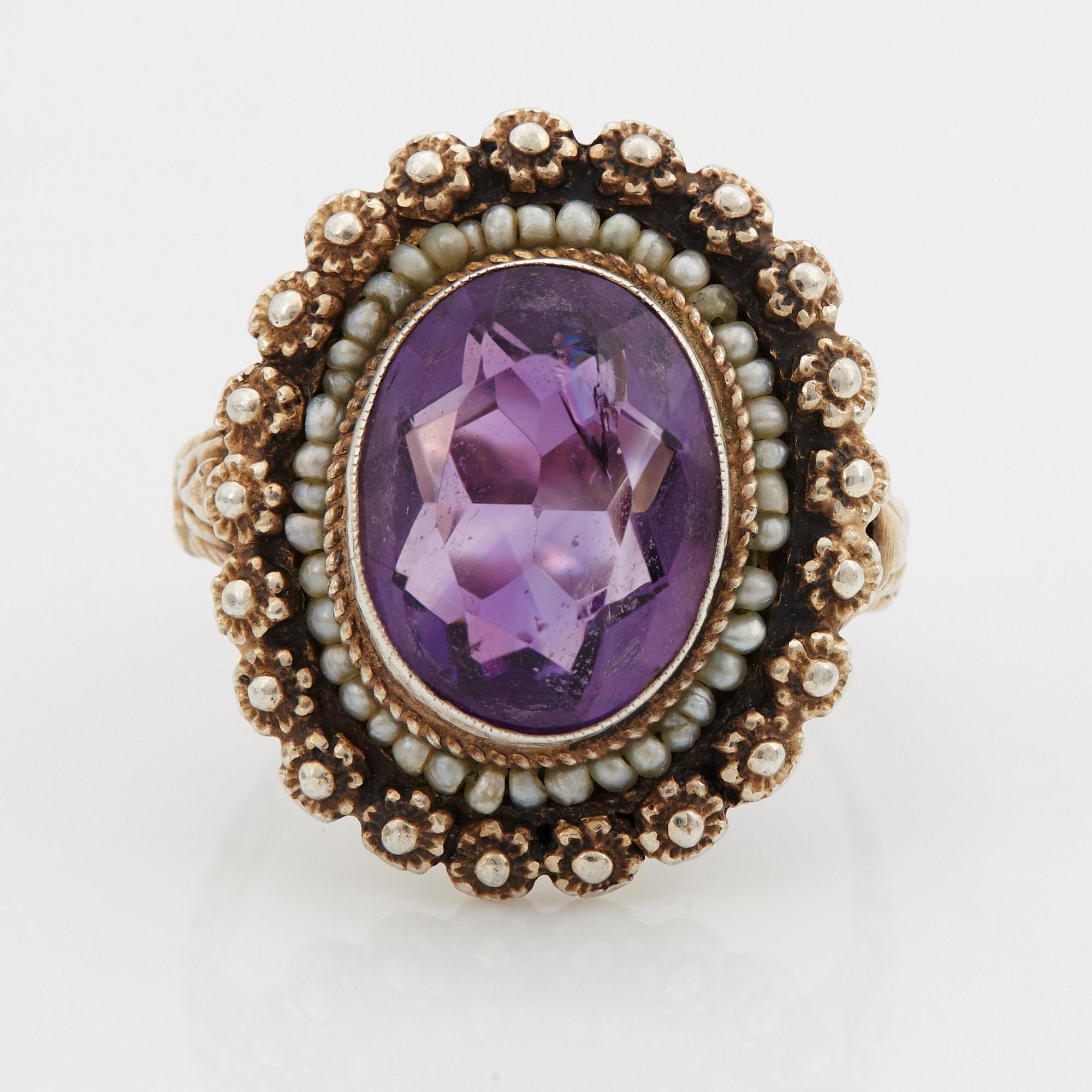Garnityr bestående av en collier, ett par örhängen och en ring.