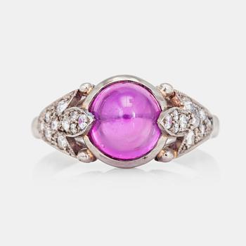 1042. RING med obehandlad burmesisk cabochonslipad rosa safir, ca 5.24 ct och diamanter.