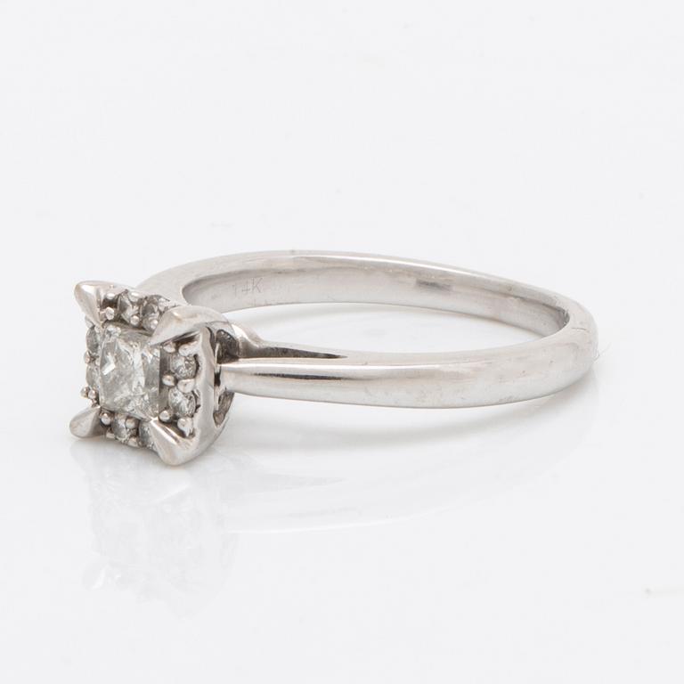 Ring 14K whitegold 1 princess-cut and brilliant-cut diamonds approx 0,30 ct in total.