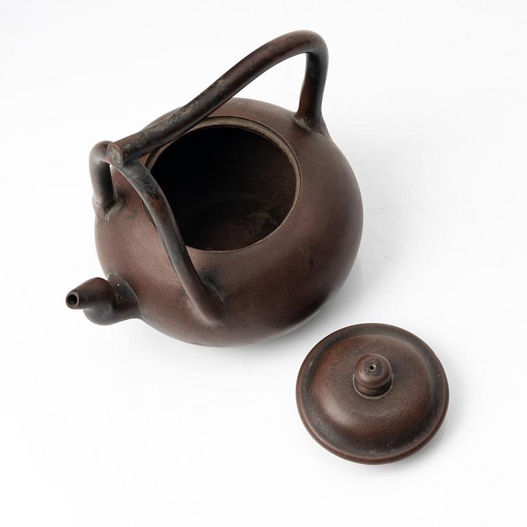 A Chinese yixing teapot, late Qing dynasty /around 1900.