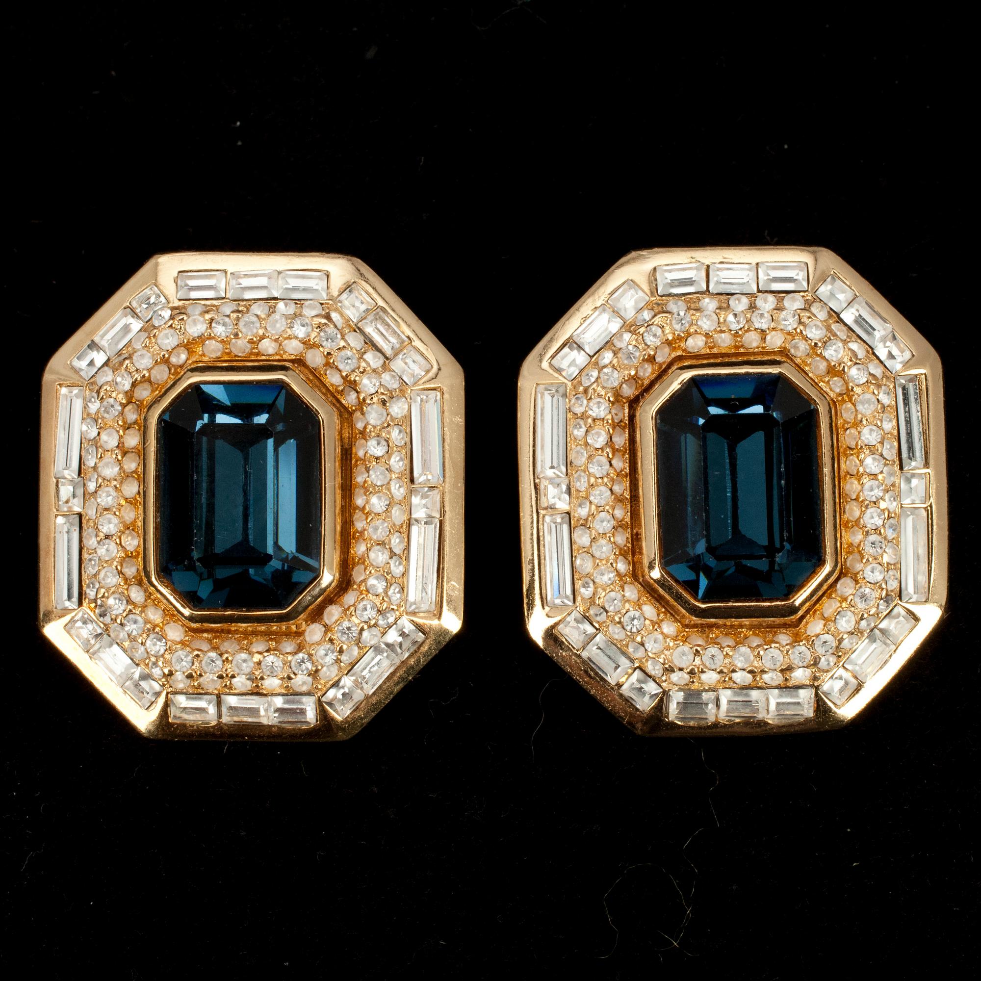 ÖRHÄNGEN, gulmetall, blå syntetisk sten.