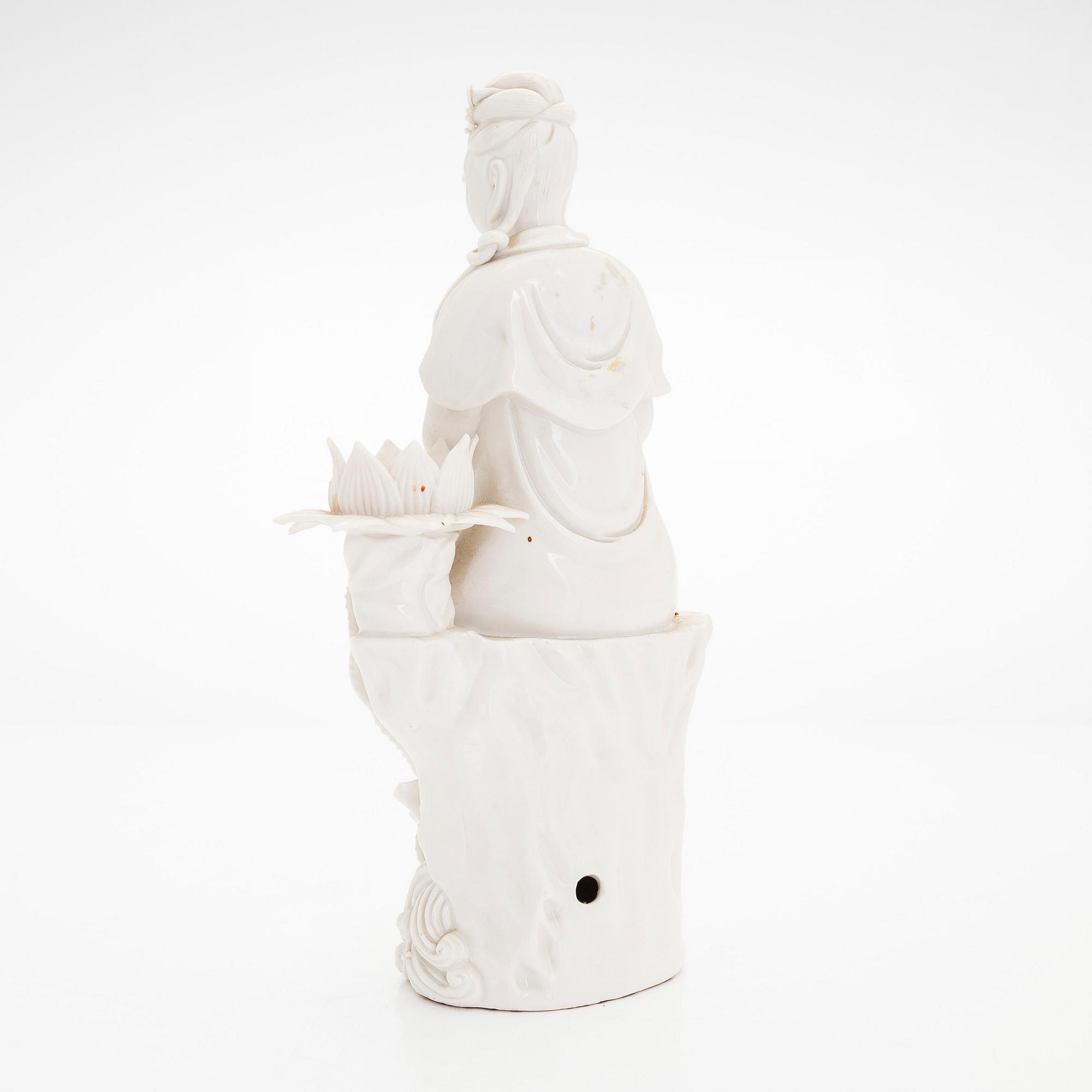 A blance de chine figure of Guanyin, Qing dynasty, 19th century.