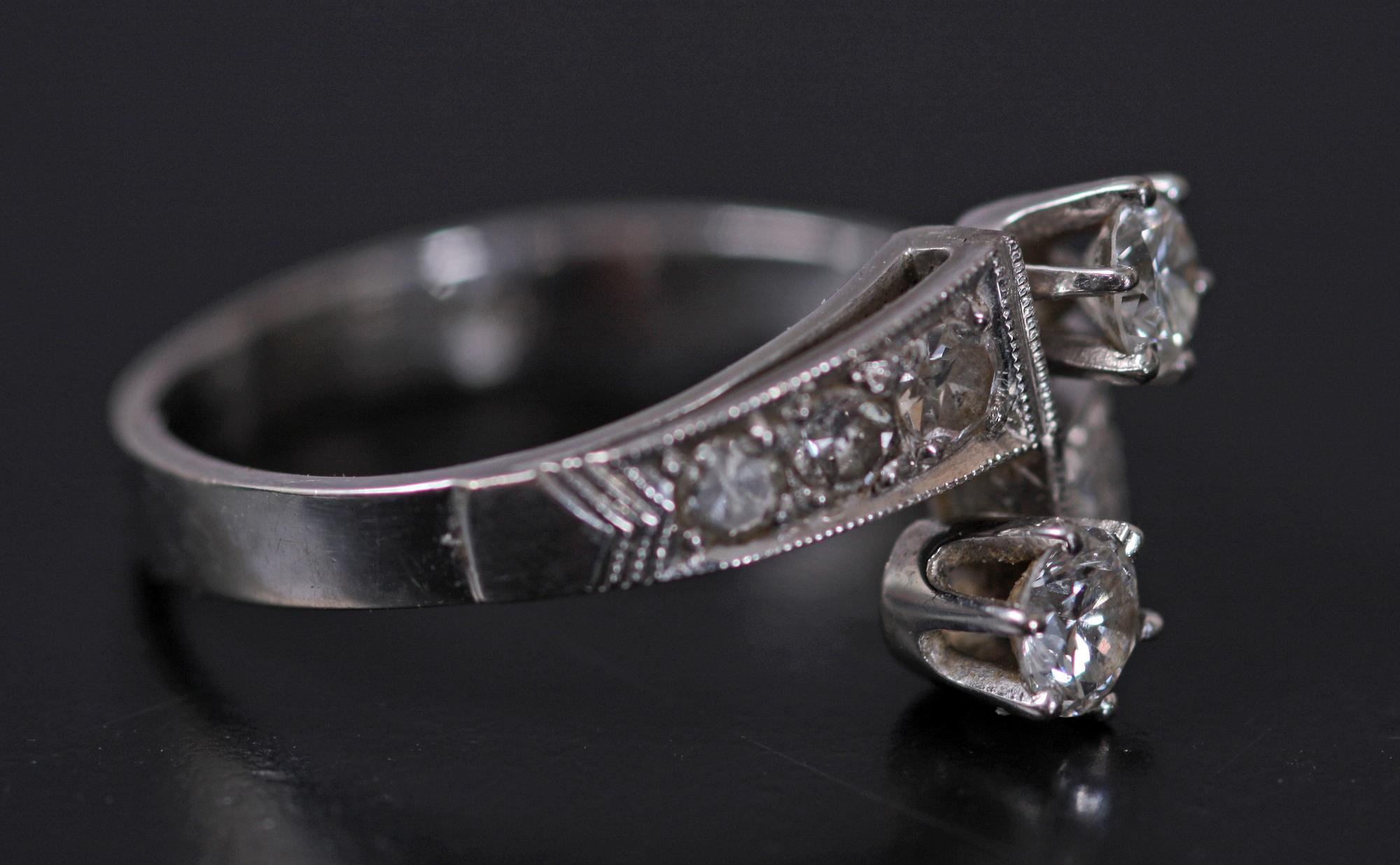 RING, vitguld m biljanter tot ca 0,75 carat.