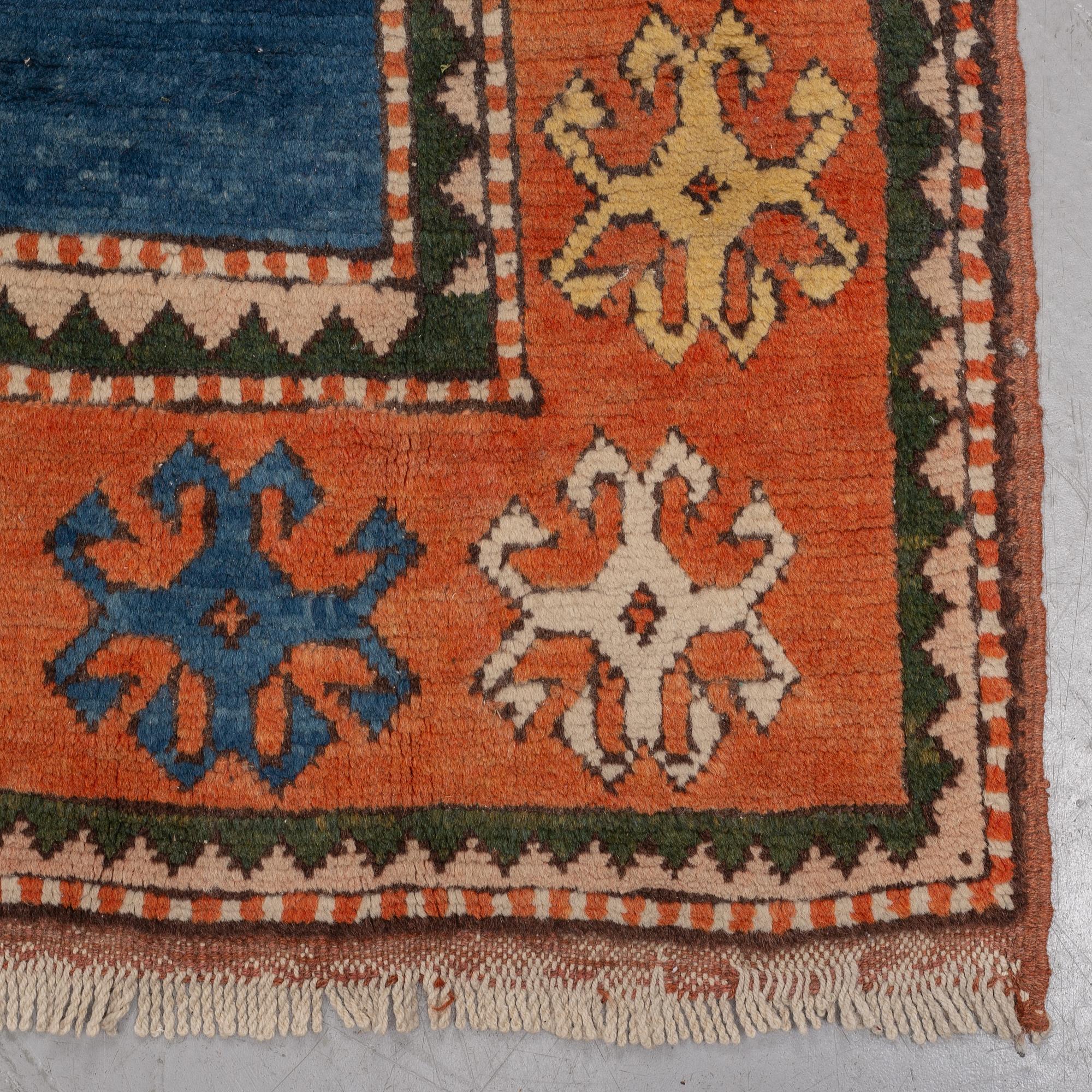Matto, an Oriental, ca 302-307 x 181,5-194 cm (as well as 1-2 cm flat weave at the ends).