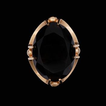 RING, 18k guld med oval fasetterad rökkvarts, Finland. Vikt ca 17 gram.
